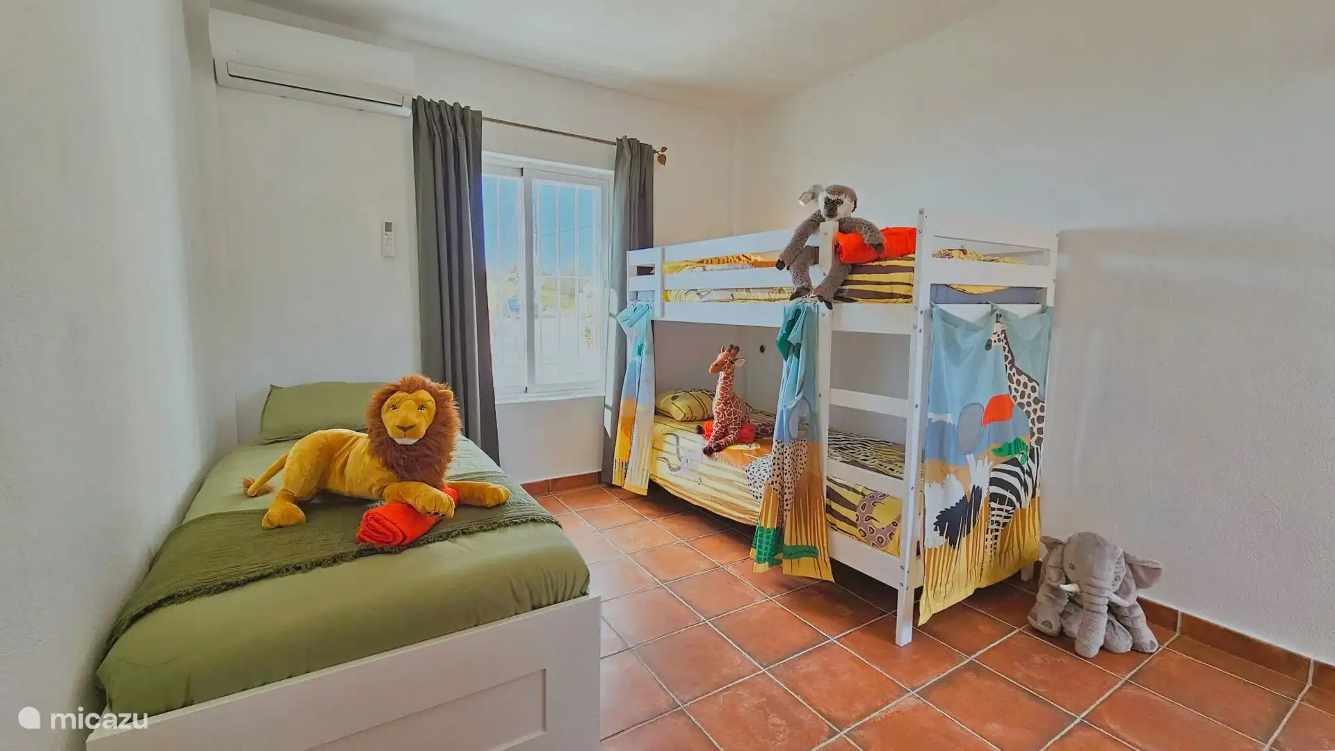 Kinderkamer met los bed en stapelbed