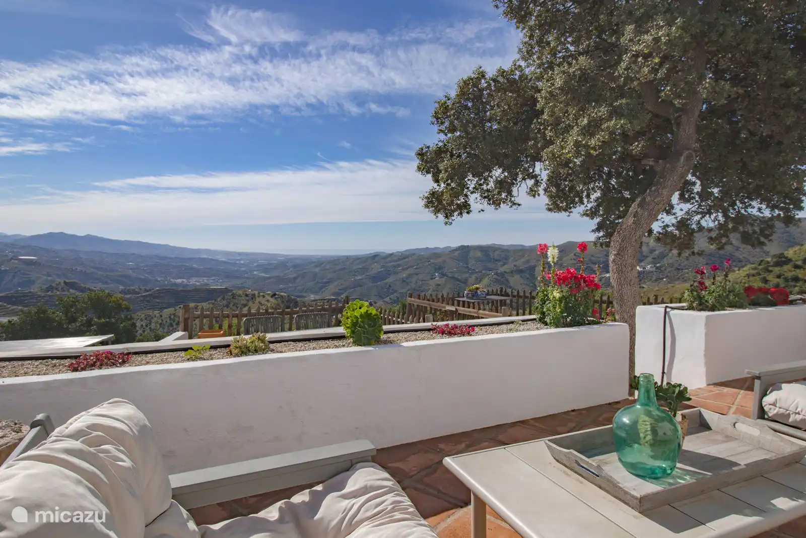 Terrasse mit Lounge-Set und wunderschöner Aussicht.