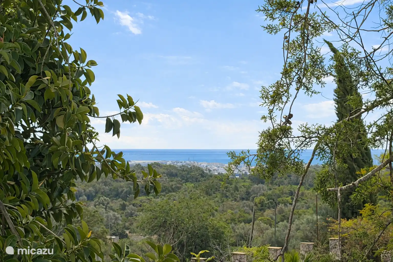 L’océan Atlantique est visible au loin depuis les bords de la piscine.