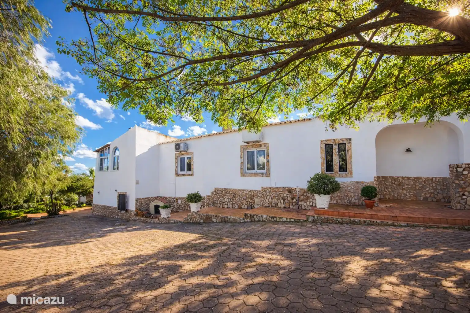 L’entrée sur notre site.