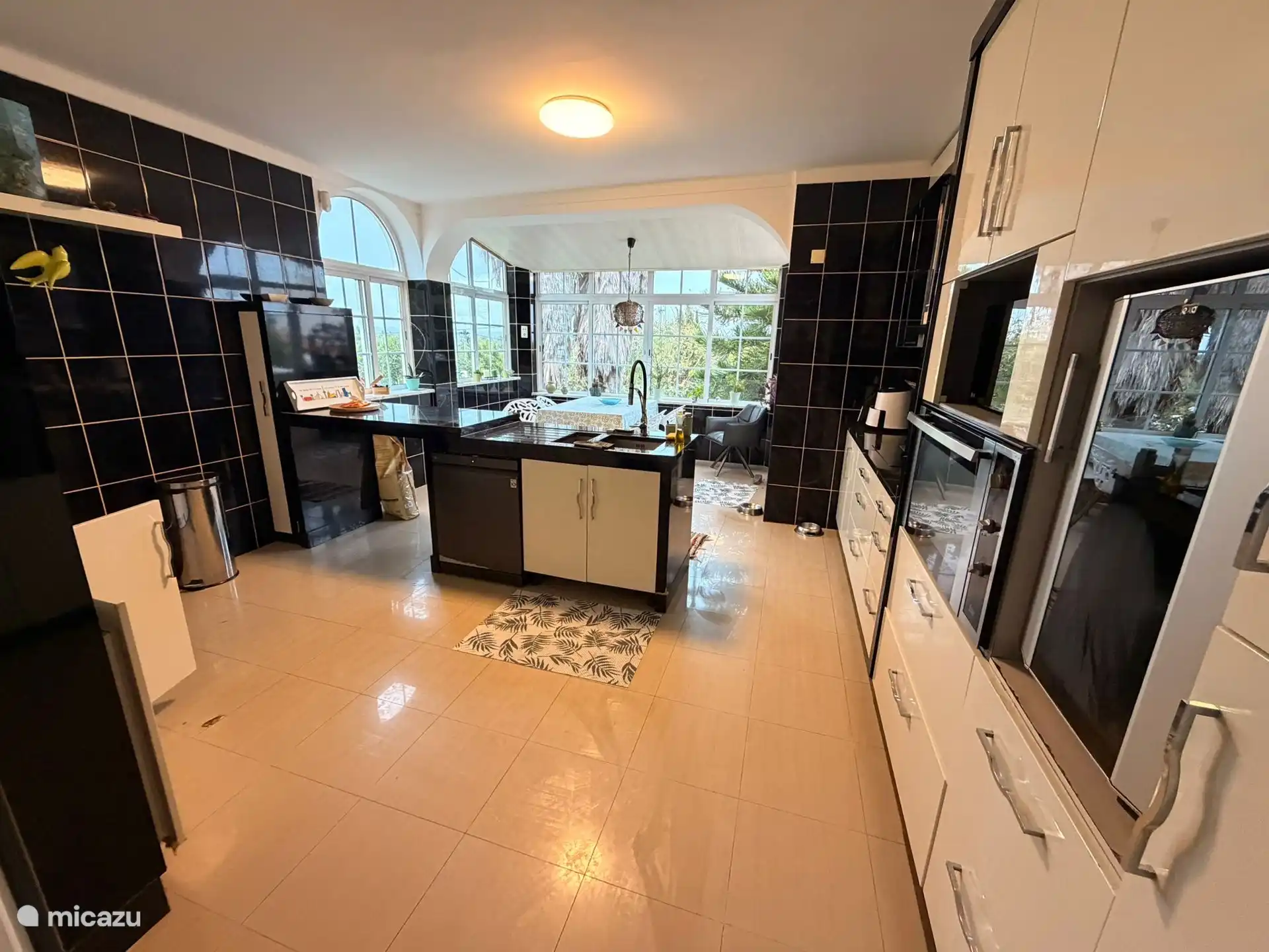 Aperçu de toute la cuisine. À droite, derrière le mur noir, vous trouverez une porte menant au balcon.