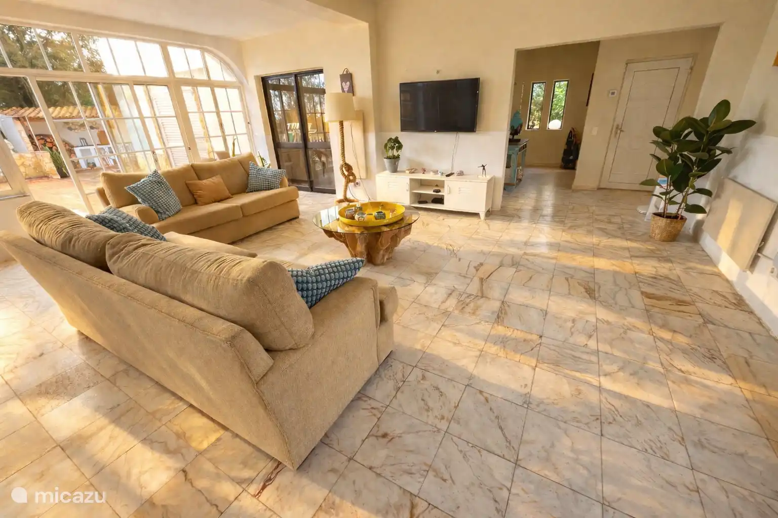 Le salon avec vue sur la porte extérieure.