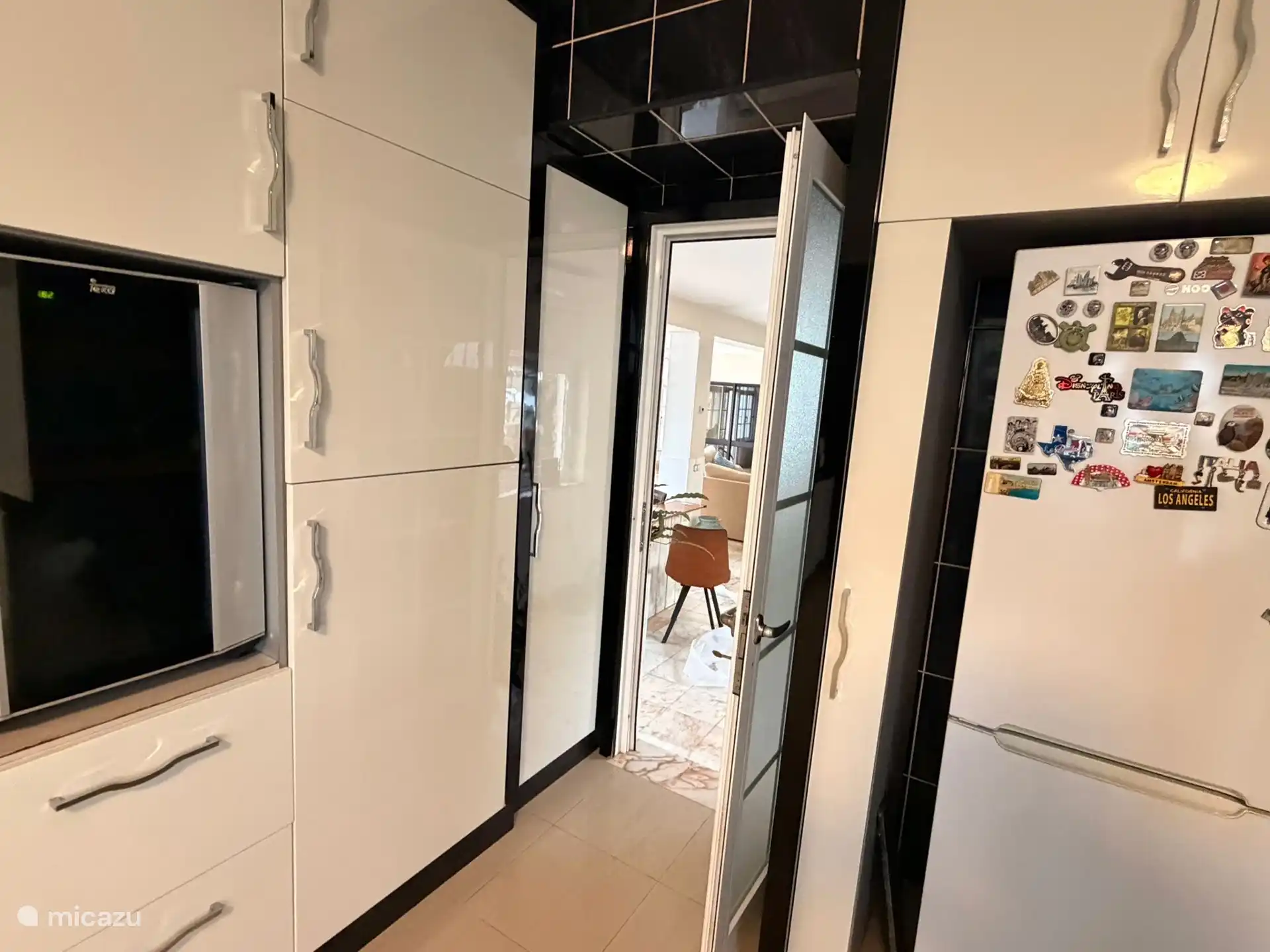 De la cuisine à la porte du salon