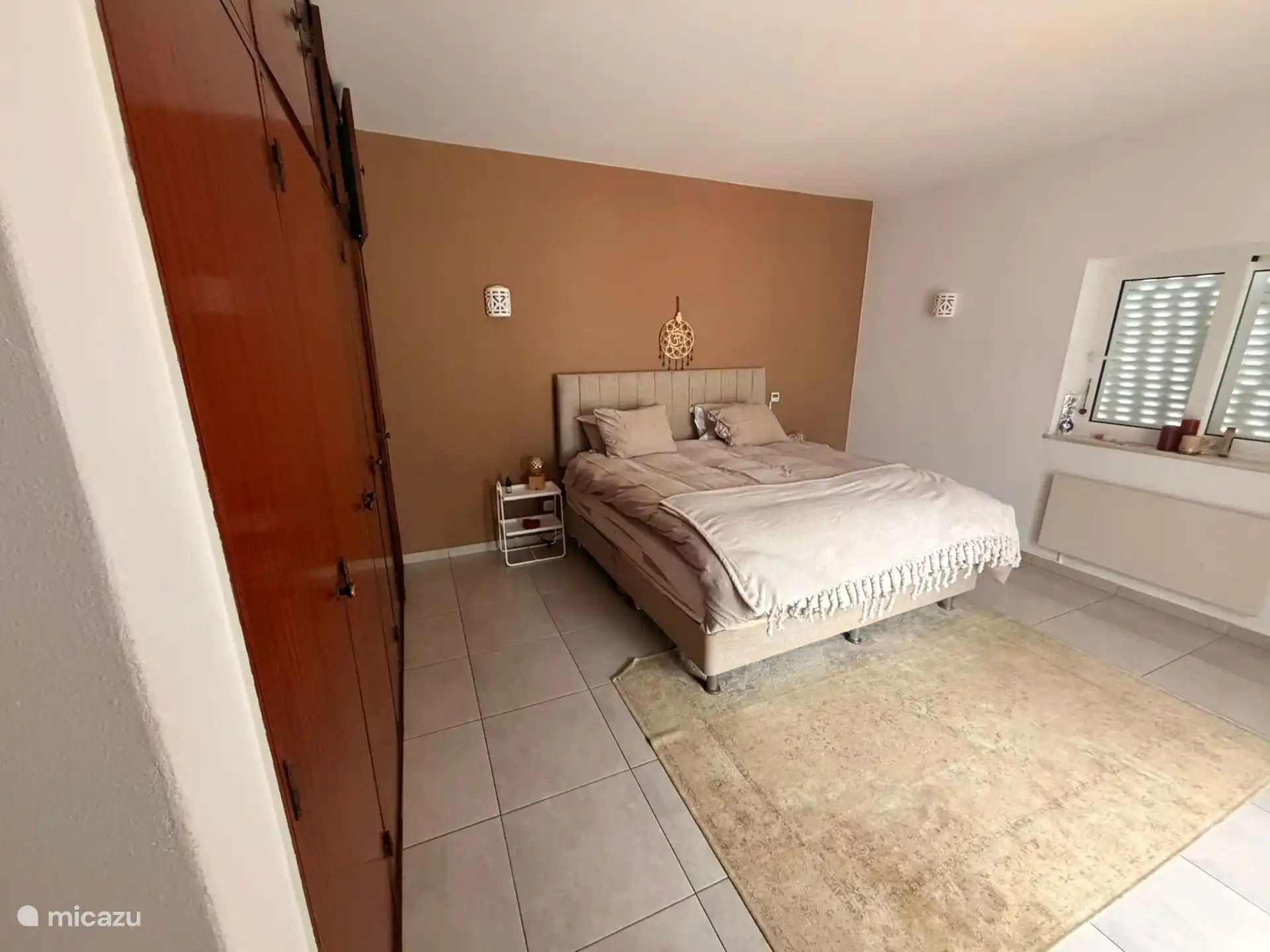 Chambre avec vue sur la piscine