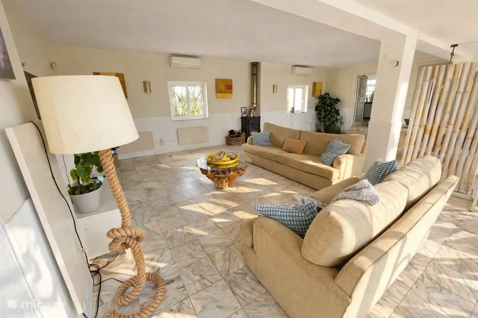 De l’autre côté du salon.