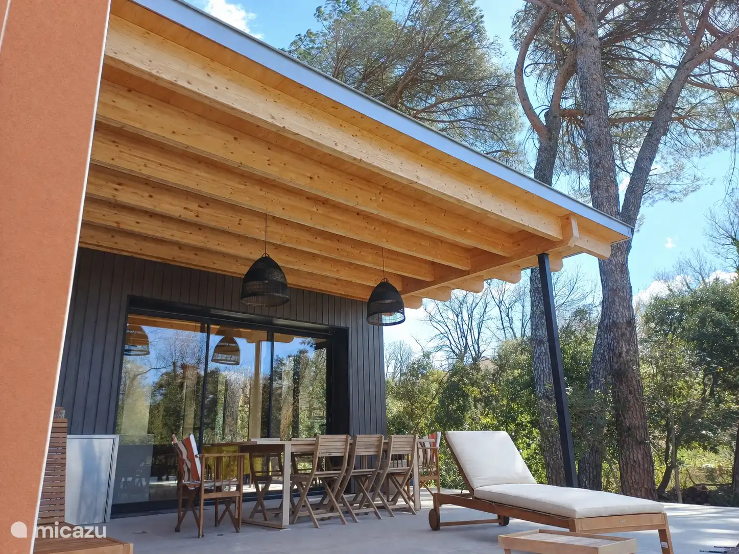 Schaduwterras en buiteneettafel