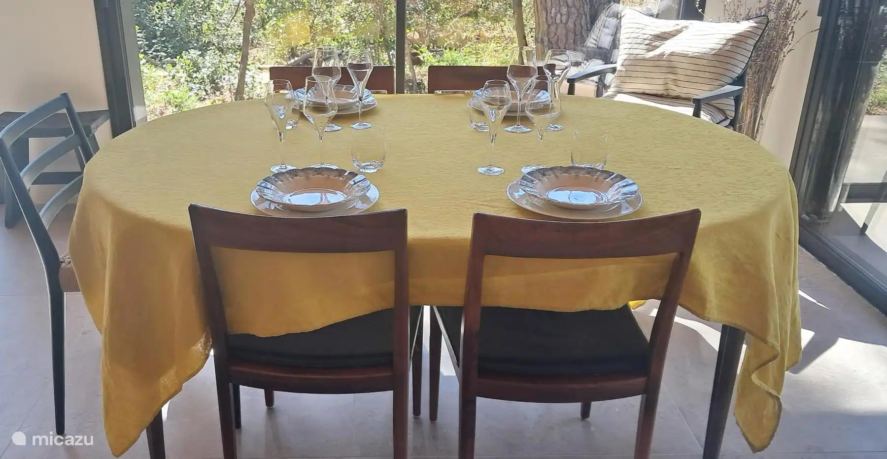 Eettafel voor 4 tot 6 personen