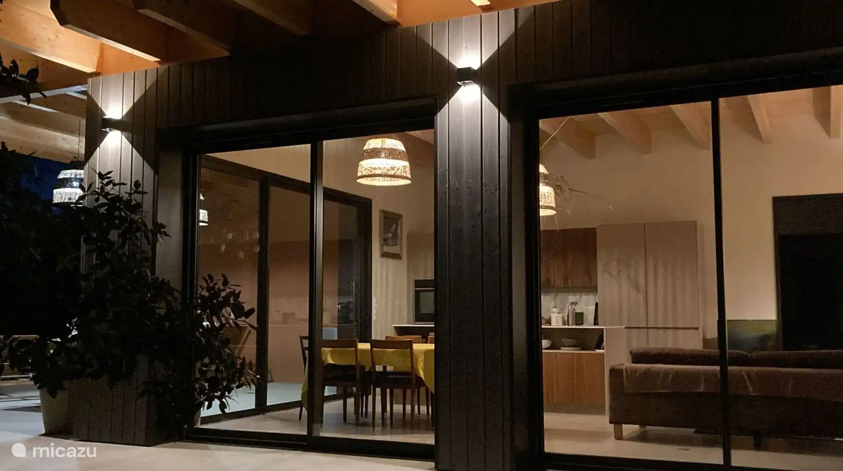 Woonkamer bij schemering 