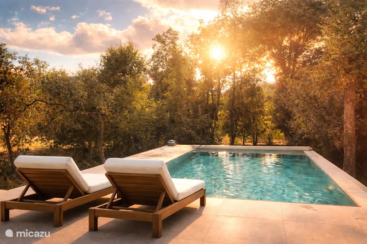 Zwembad en zonnig terras aan het einde van de dag.