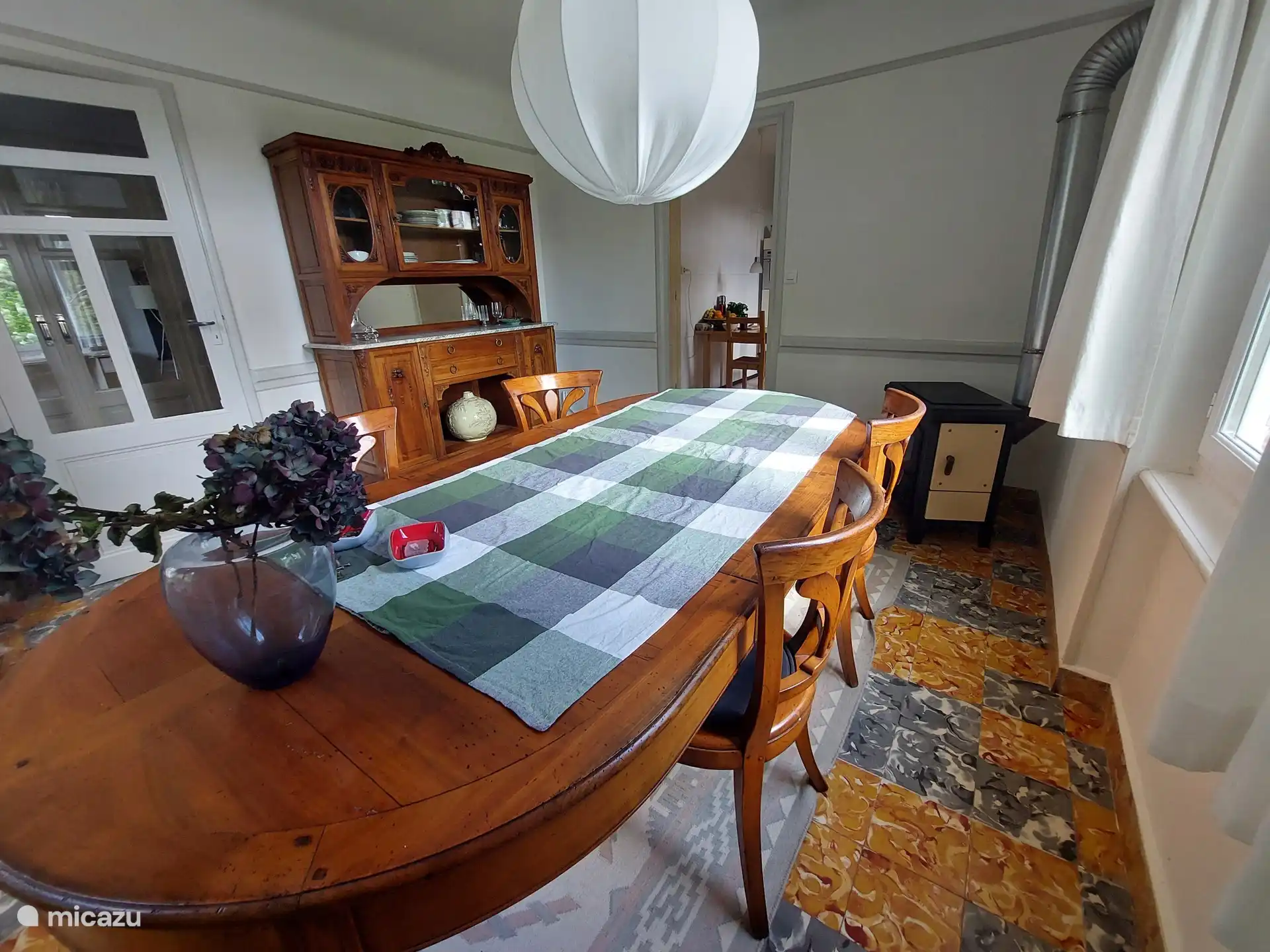 Eetkamer met ingang tot de keuken