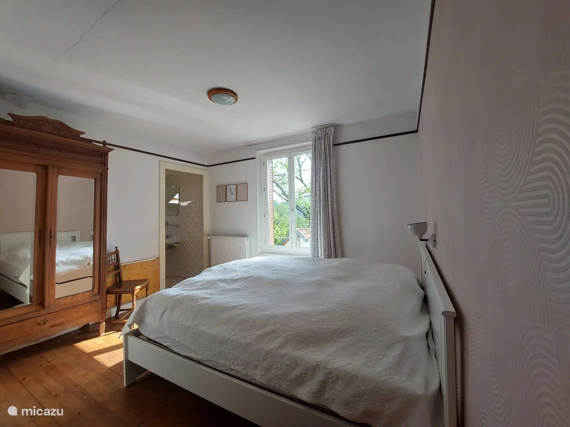 2e slaapkamer met ingang 2e badkamer