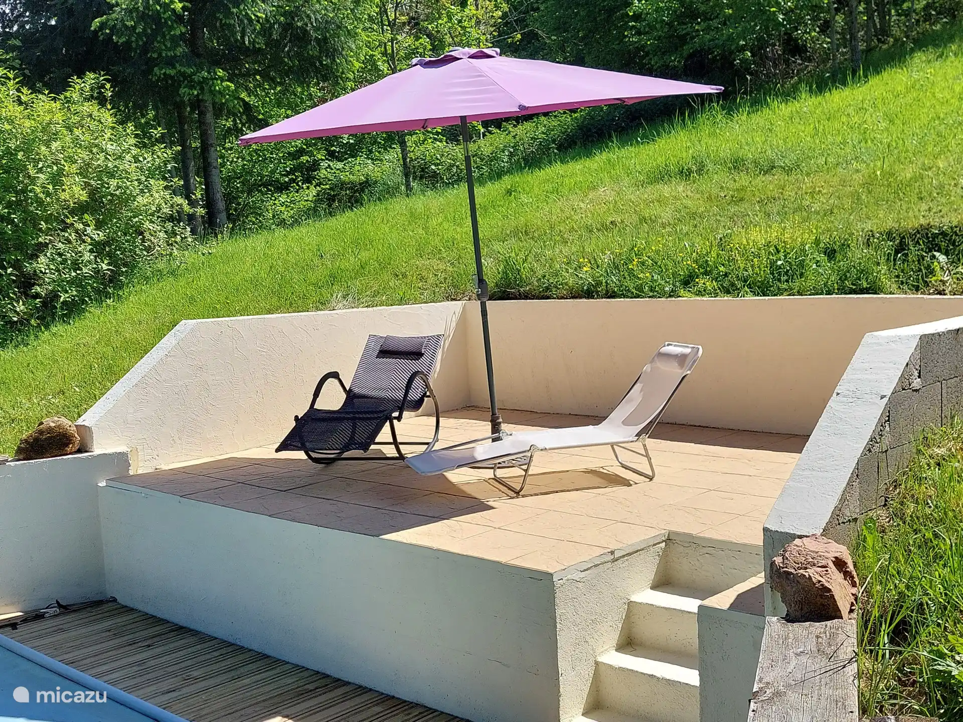 Terras bij het zwembad  