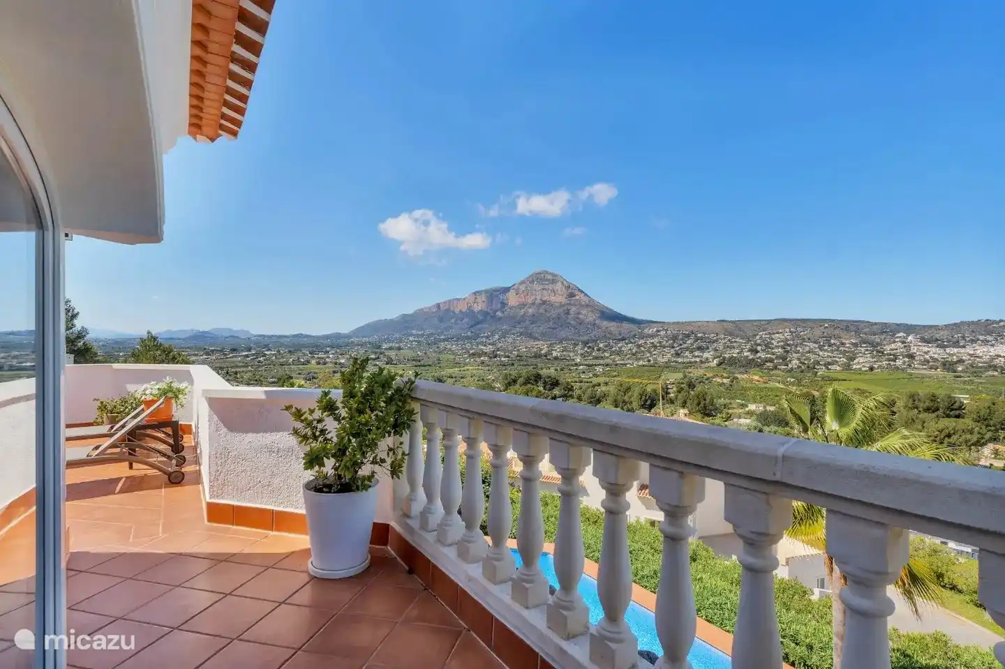 Vistas impresionantes de la montaña Montgo desde toda la villa, pero especialmente desde el dormitorio principal.