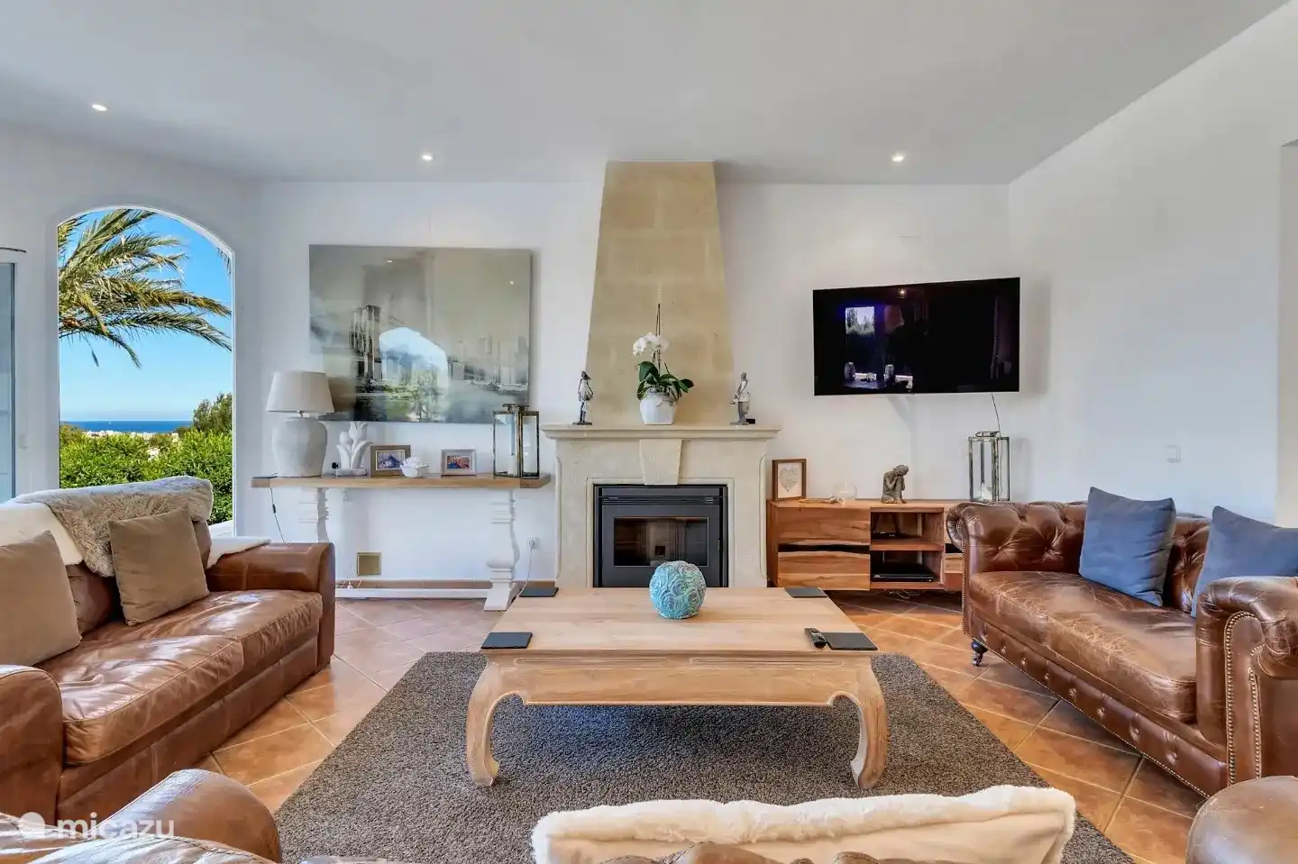 La villa dispone de internet de fibra óptica de alta velocidad, así como calefacción por suelo radiante.  La televisión tiene canales gratuitos, películas, deportes en directo y cajas recopilatorias. 