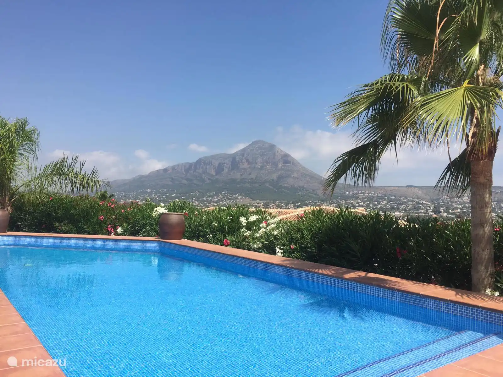 La montaña Montgo ofrece una vista impresionante para nadar y relajarse.