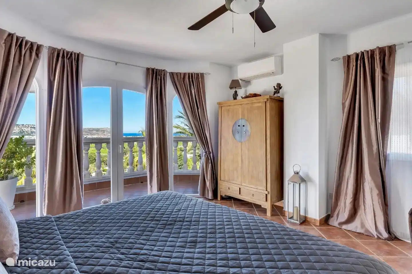 Dormitorio principal con impresionantes vistas al mar y una cama king size. Tiene aire acondicionado y acceso a las dos terrazas privadas en la planta superior. Baño privado amplio y vestidor/vestidor. 