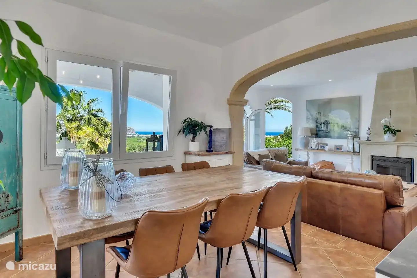 El comedor es de planta abierta y da acceso al salón y la cocina, además de acceso a las terrazas exteriores y a la zona de la piscina. 