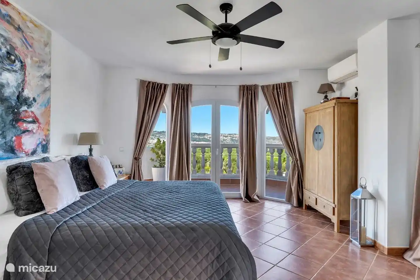 El dormitorio principal tiene un gran baño privado y vestidor.