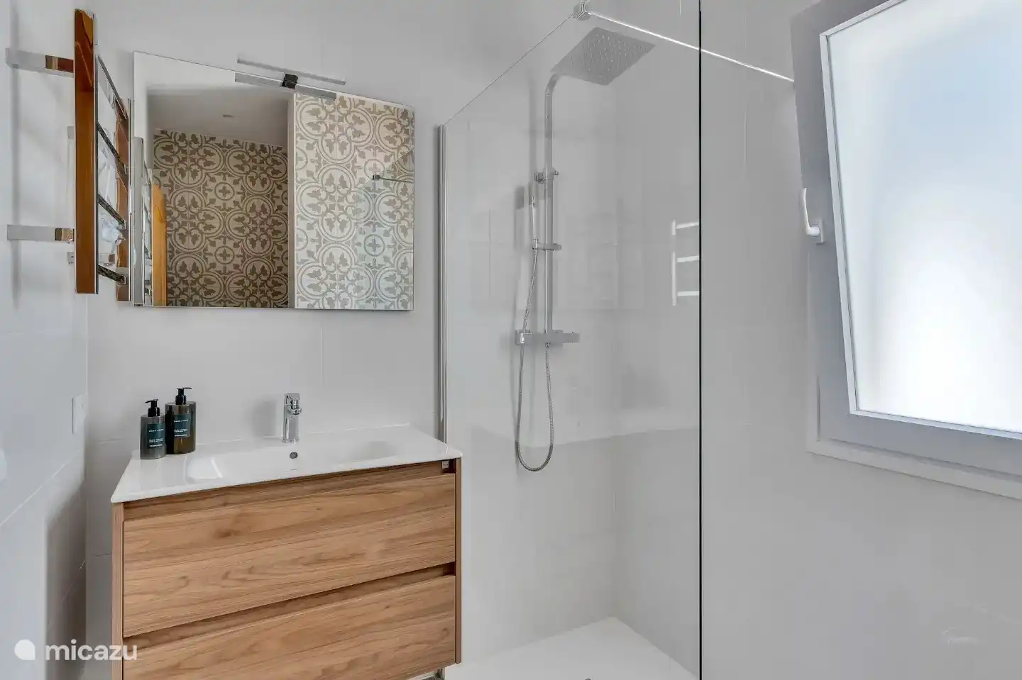 El baño familiar tiene una gran ducha a nivel de superficie y se comparte en los dormitorios 3 y 4. 