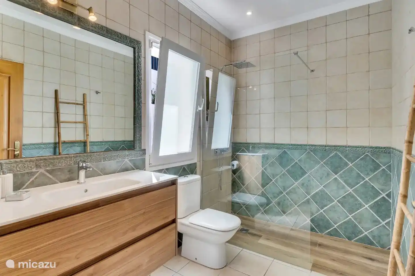 El baño en suite del segundo dormitorio tiene una gran ducha a ras de suelo.