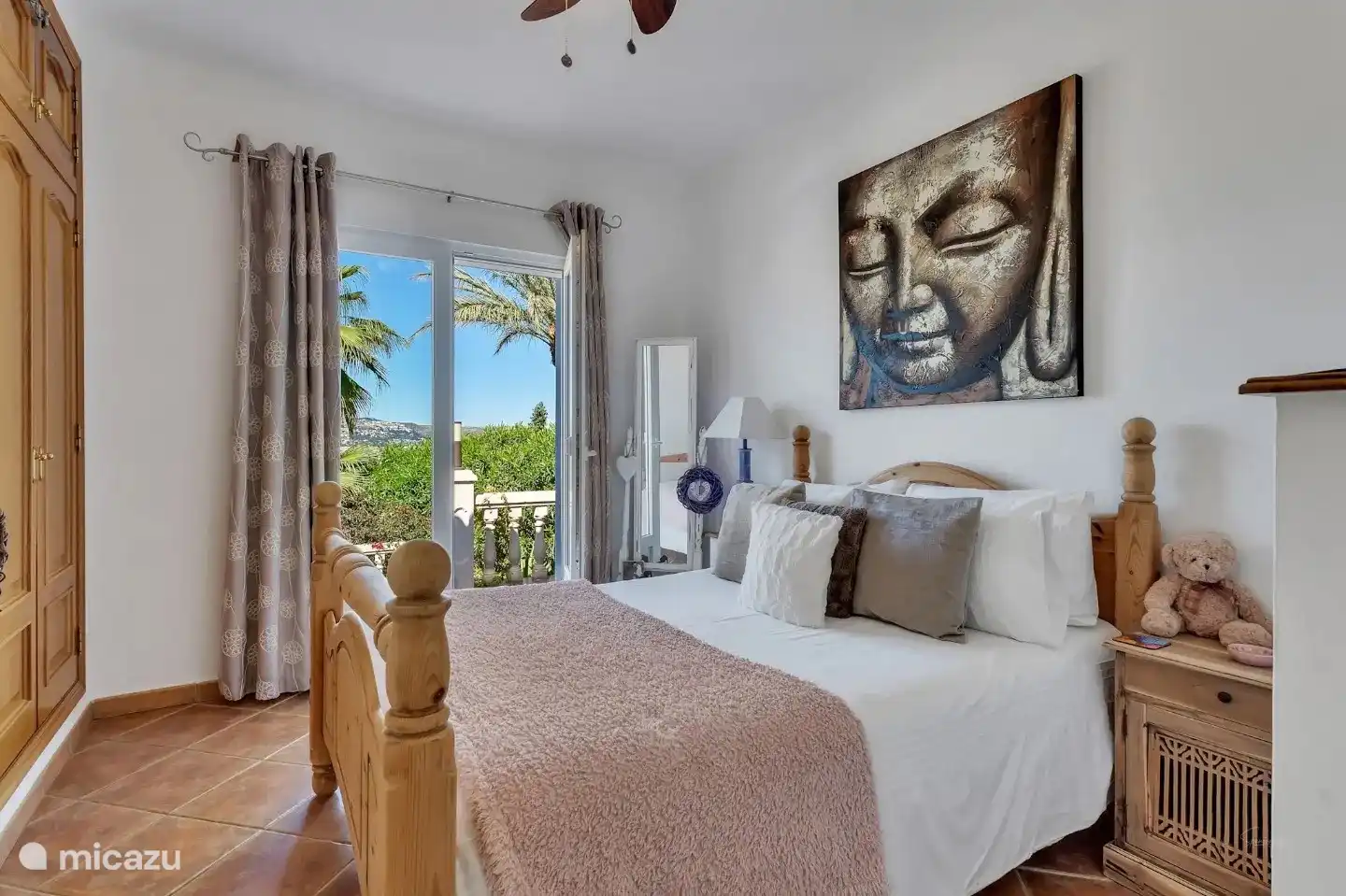 Este es el cuarto dormitorio con cama doble, armarios empotrados y aire acondicionado. Tiene acceso directo a la terraza exterior y a la piscina.