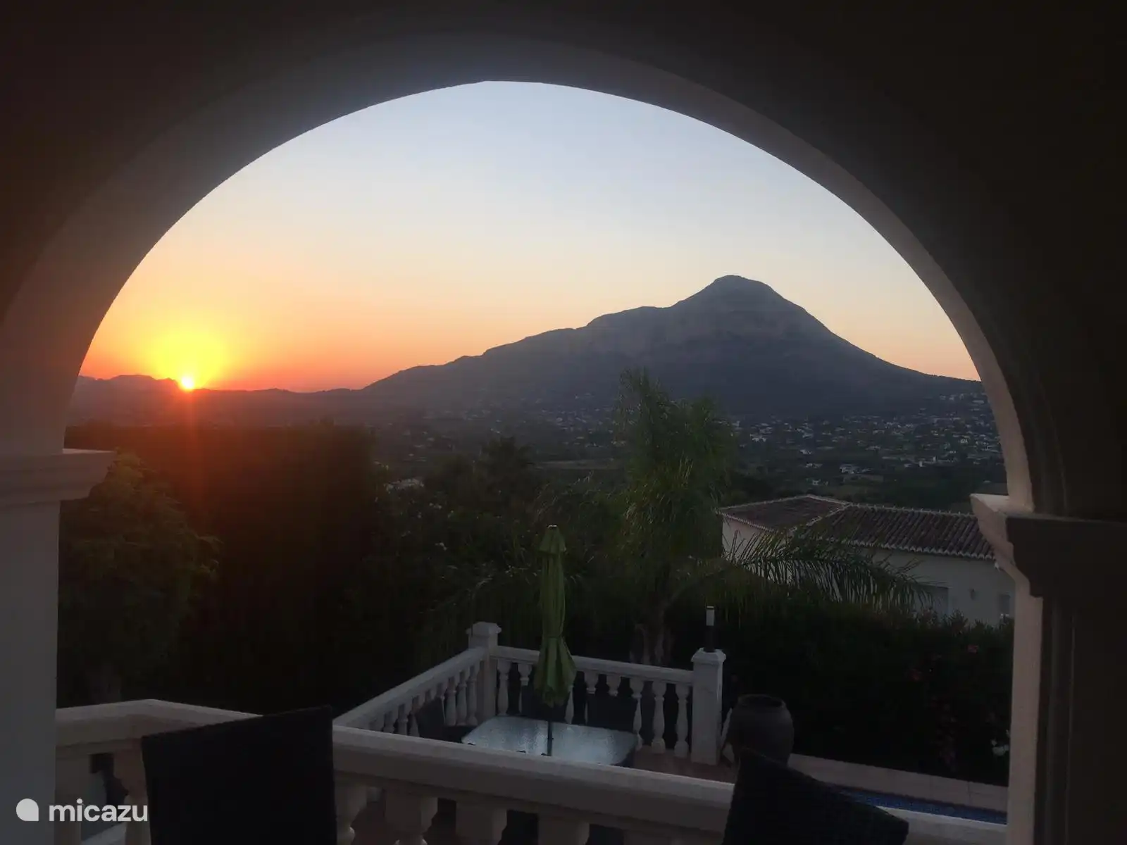 Disfruta de fabulosos atardeceres desde la naya. 