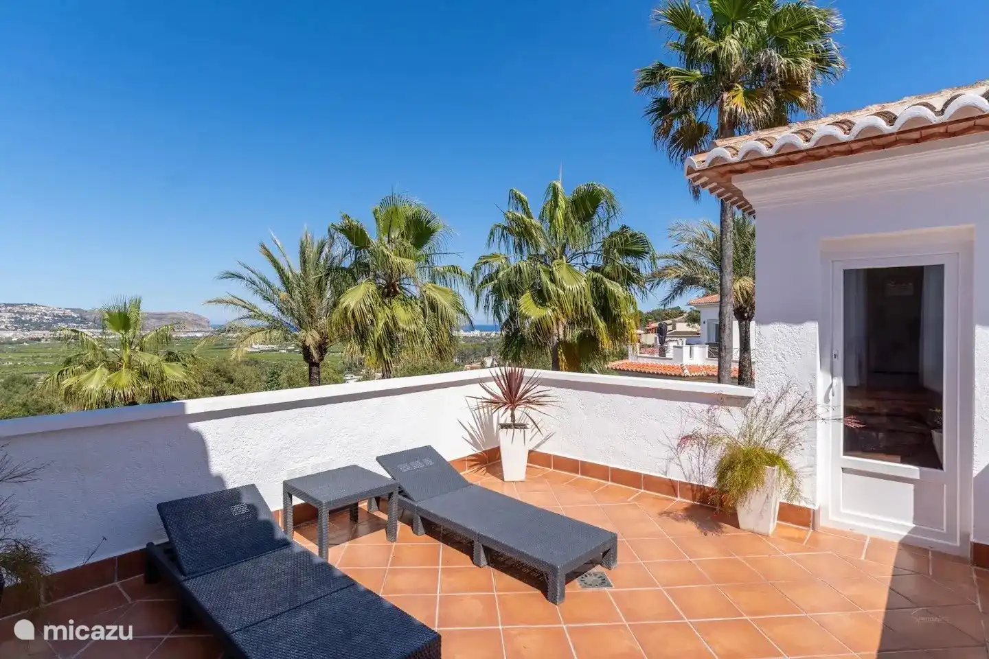 La segunda terraza privada junto al dormitorio principal, también con fabulosas vistas al mar y muy privada.