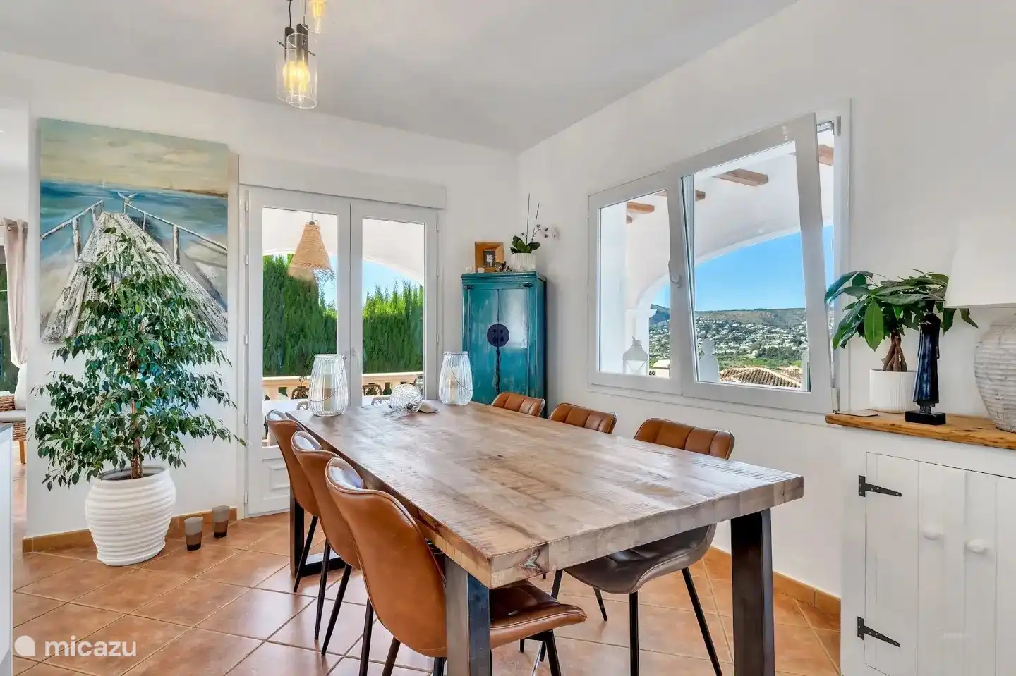 El comedor interior va directamente desde la cocina de planta abierta y sale a la naya.