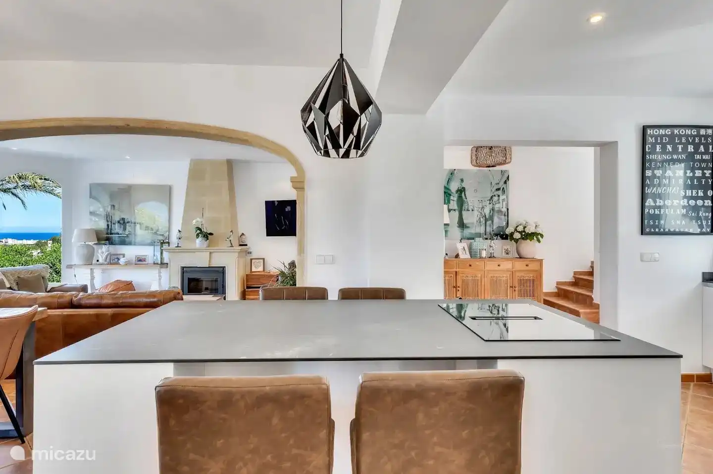 El comedor y la cocina están conectados por una gran isla donde puedes desayunar.