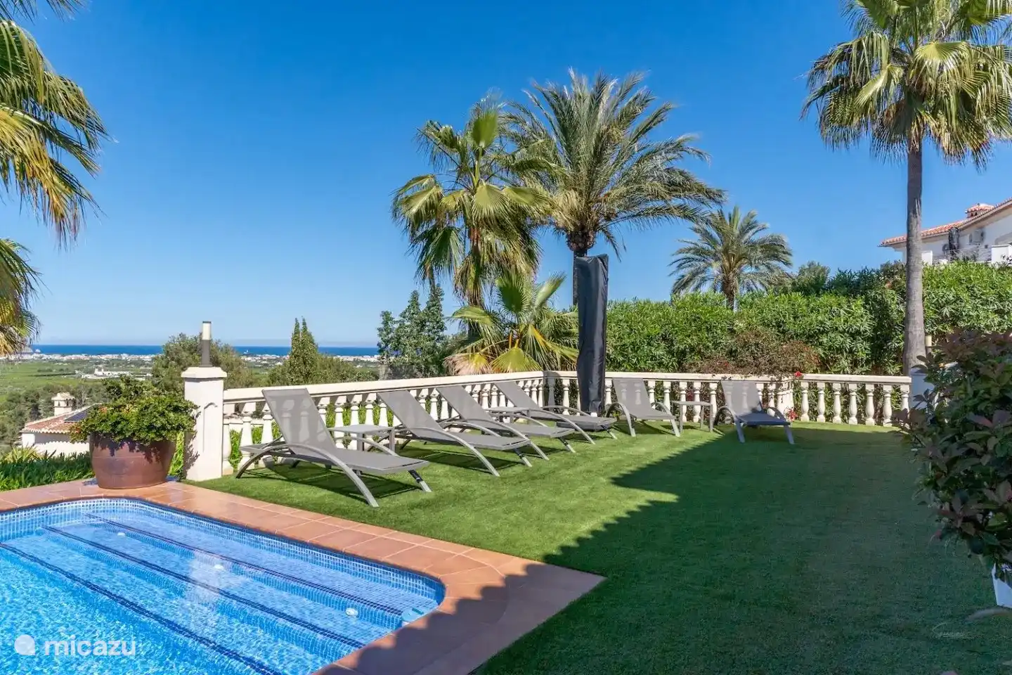 La zona para tomar el sol disfruta de sol pleno todo el día, desde marzo hasta mediados de noviembre. También hay grandes cortinas para el sol si necesitas refrescarte. 