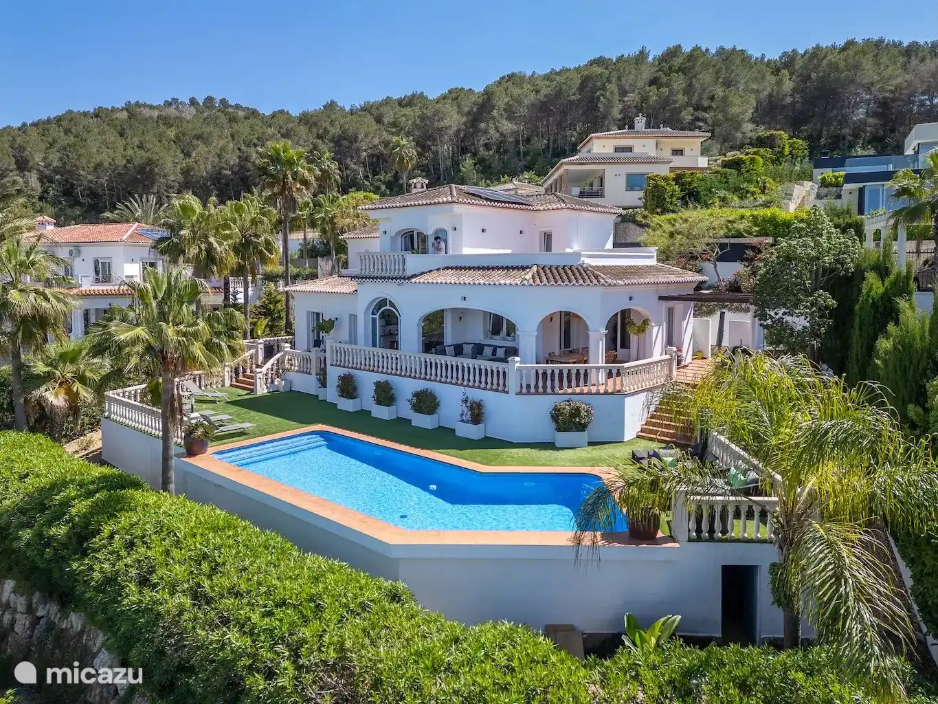 Situado en una zona residencial tranquila, pero a solo 5 minutos en coche de la playa de Arenal/restaurantes, etc. 