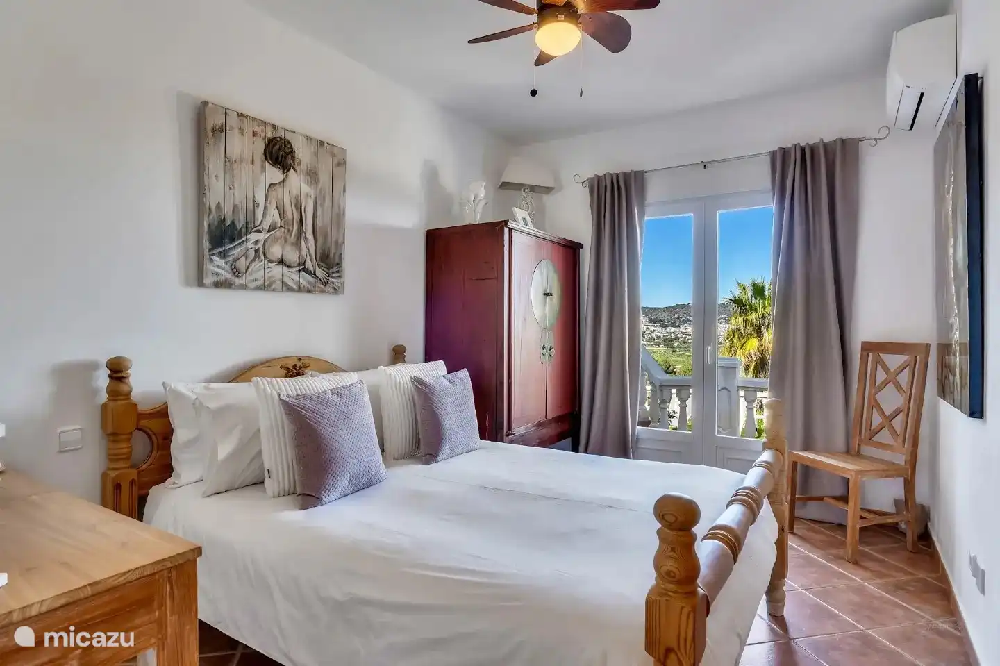 El tercer dormitorio tiene una cama queen, armarios empotrados y aire acondicionado. También con acceso directo a la piscina. 