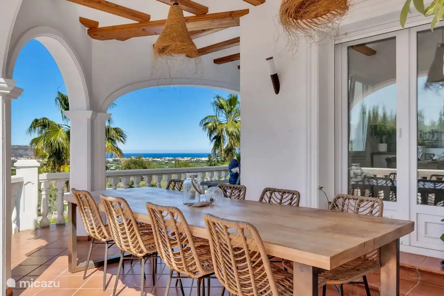 El comedor exterior o conduce a la esquina hacia la naya. Estos están tapados porque hace demasiado calor para comer al sol directo. 