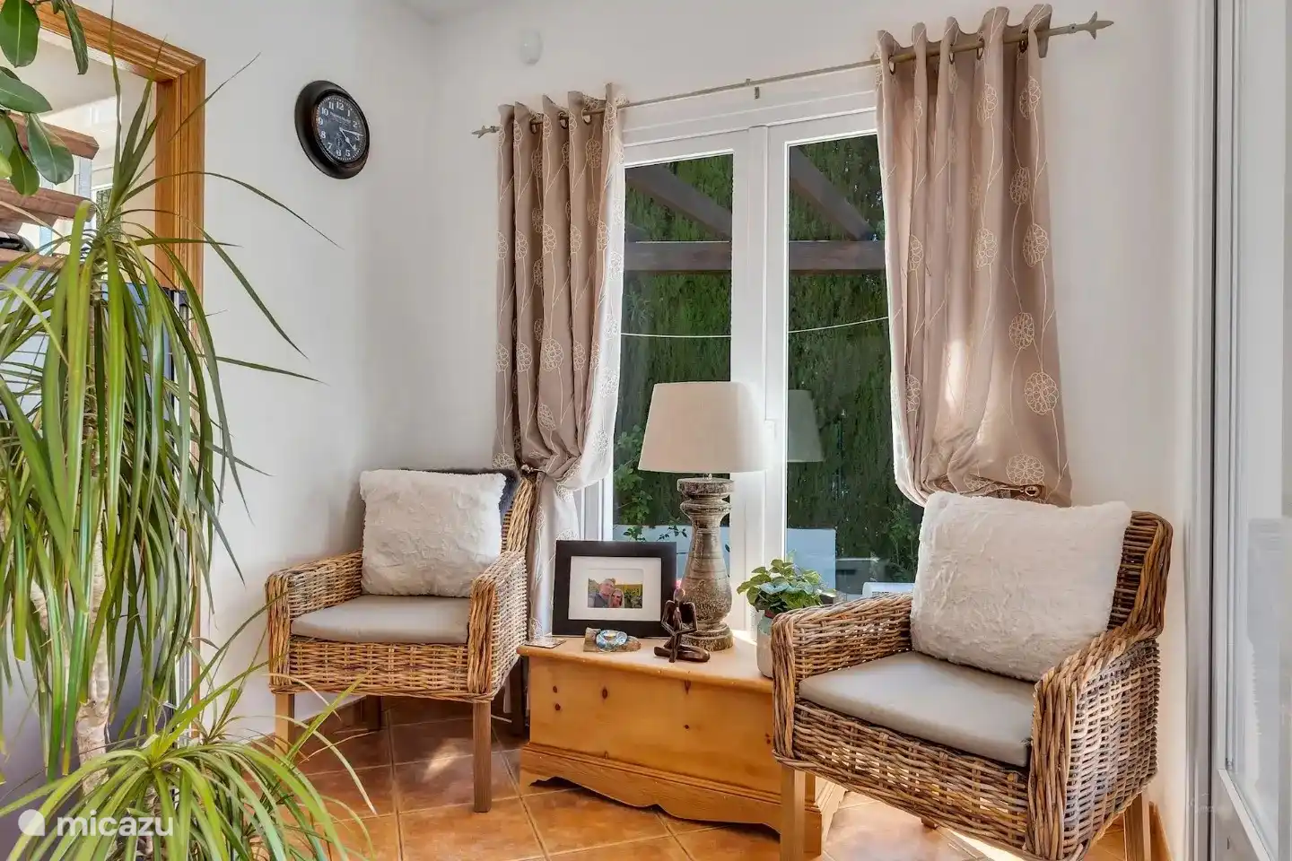 Un invernadero tiene una nevera para bebidas y está conectado con la sala de servicios. 