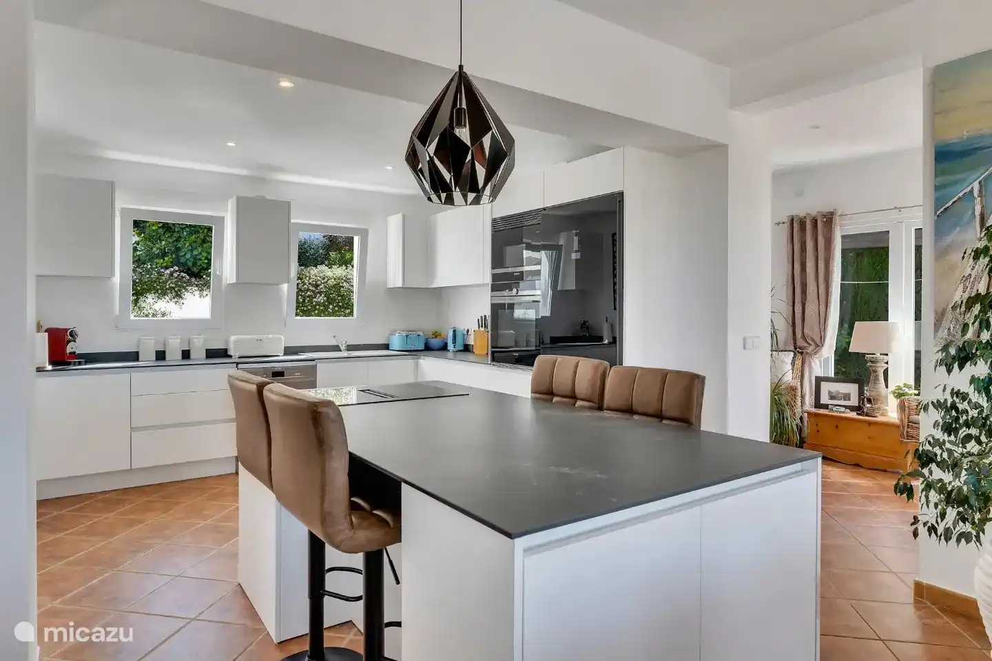 La zona de la cocina es luminosa y de concepto abierto. Incluye lavavajillas, horno, microondas, cocina y nevera-congelador.  