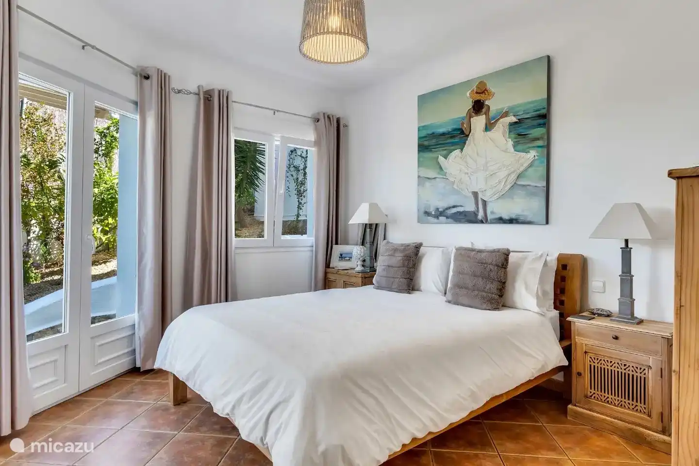 El segundo dormitorio tiene baño privado, cama queen, armario empotrado y aire acondicionado. Tiene acceso directo a la piscina.