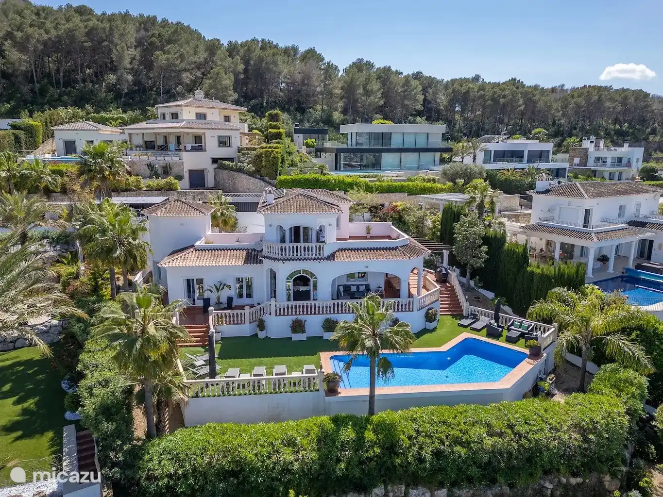 La villa es muy privada y ofrece vistas espectaculares al mar, Montgo y al puerto de Jávea, además del casco antiguo (pueblo). 