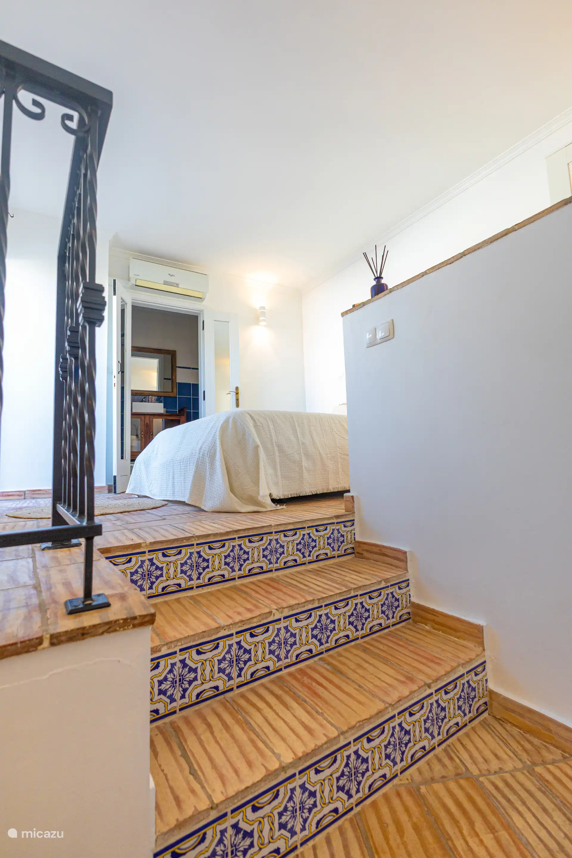 Second bedroom with ensuite bathroom (second floor) 