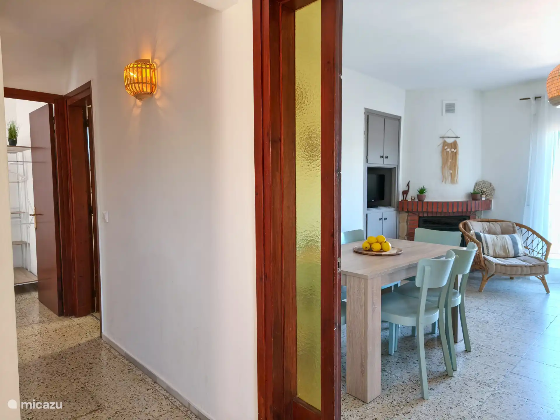 Via de gang links bereikt u de slaapkamers 2 en 3 en de badkamer