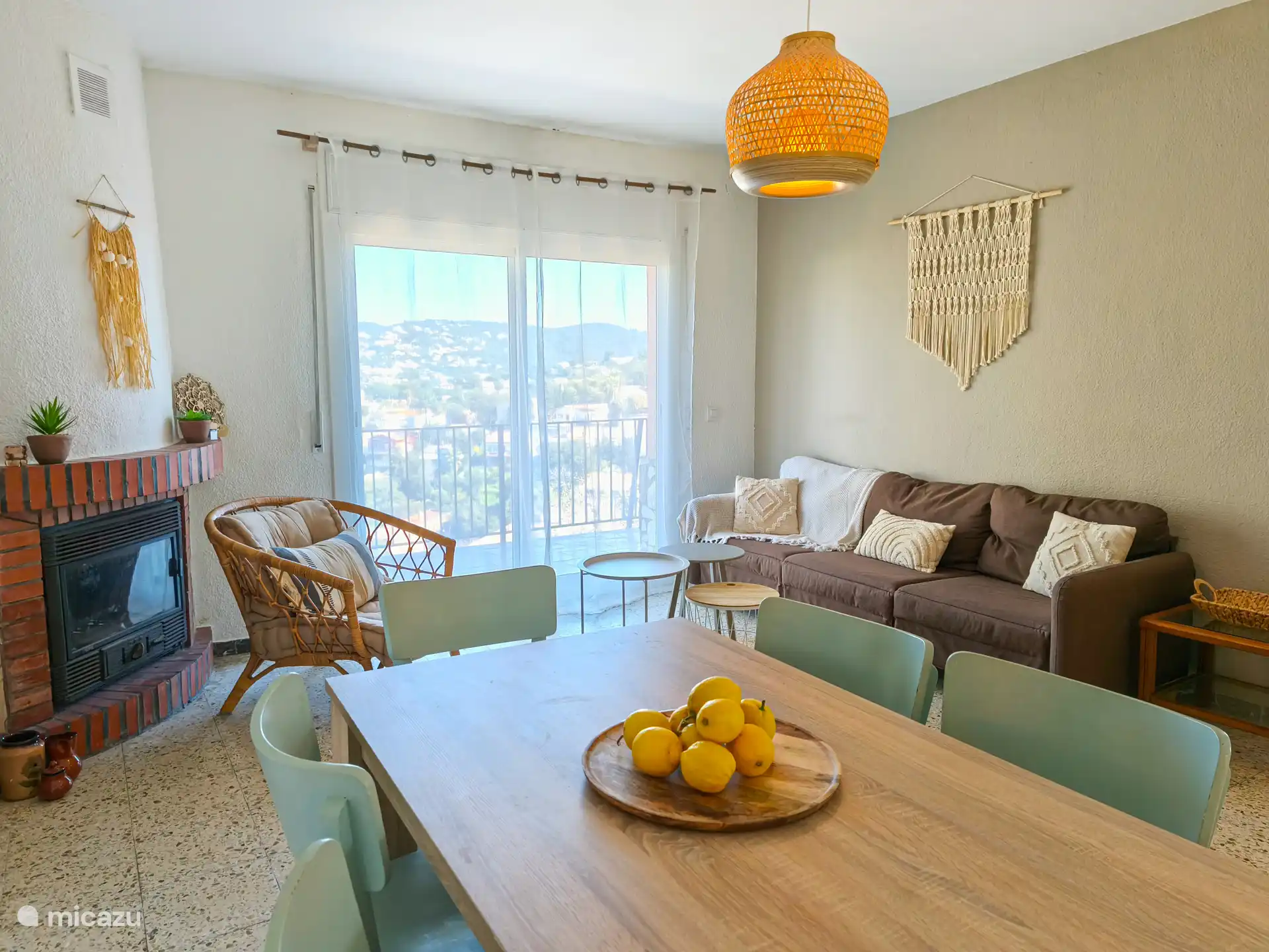 Gezellige woonkamer met een 3 zits-bank en eettafel voor zes personen