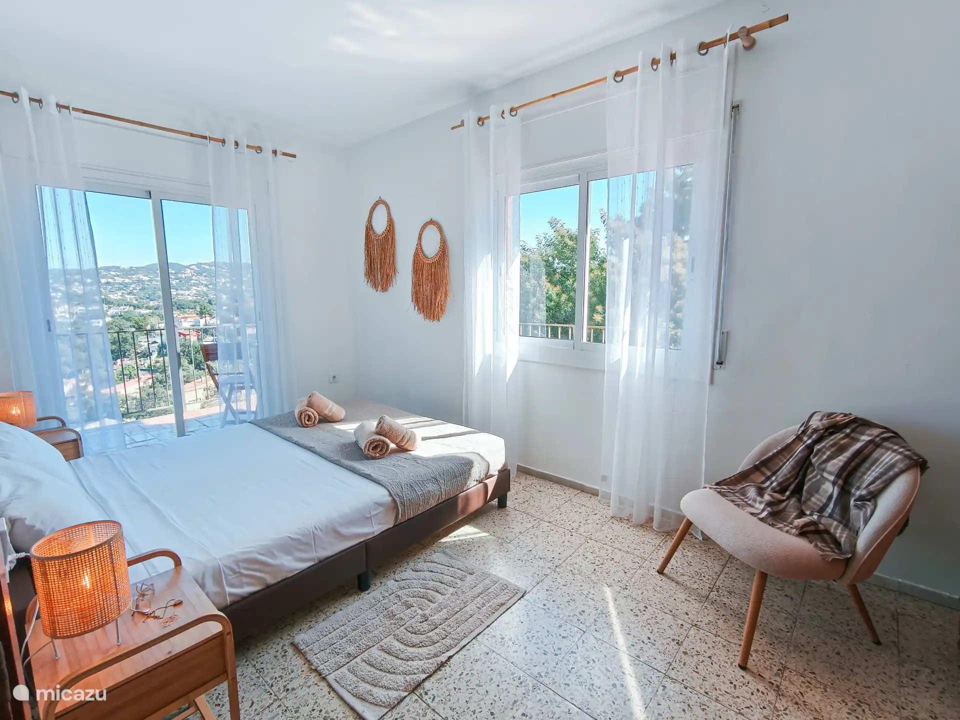 Dormitorio 1, con cama matrimonial y acceso a través de las puertas del patio al balcón