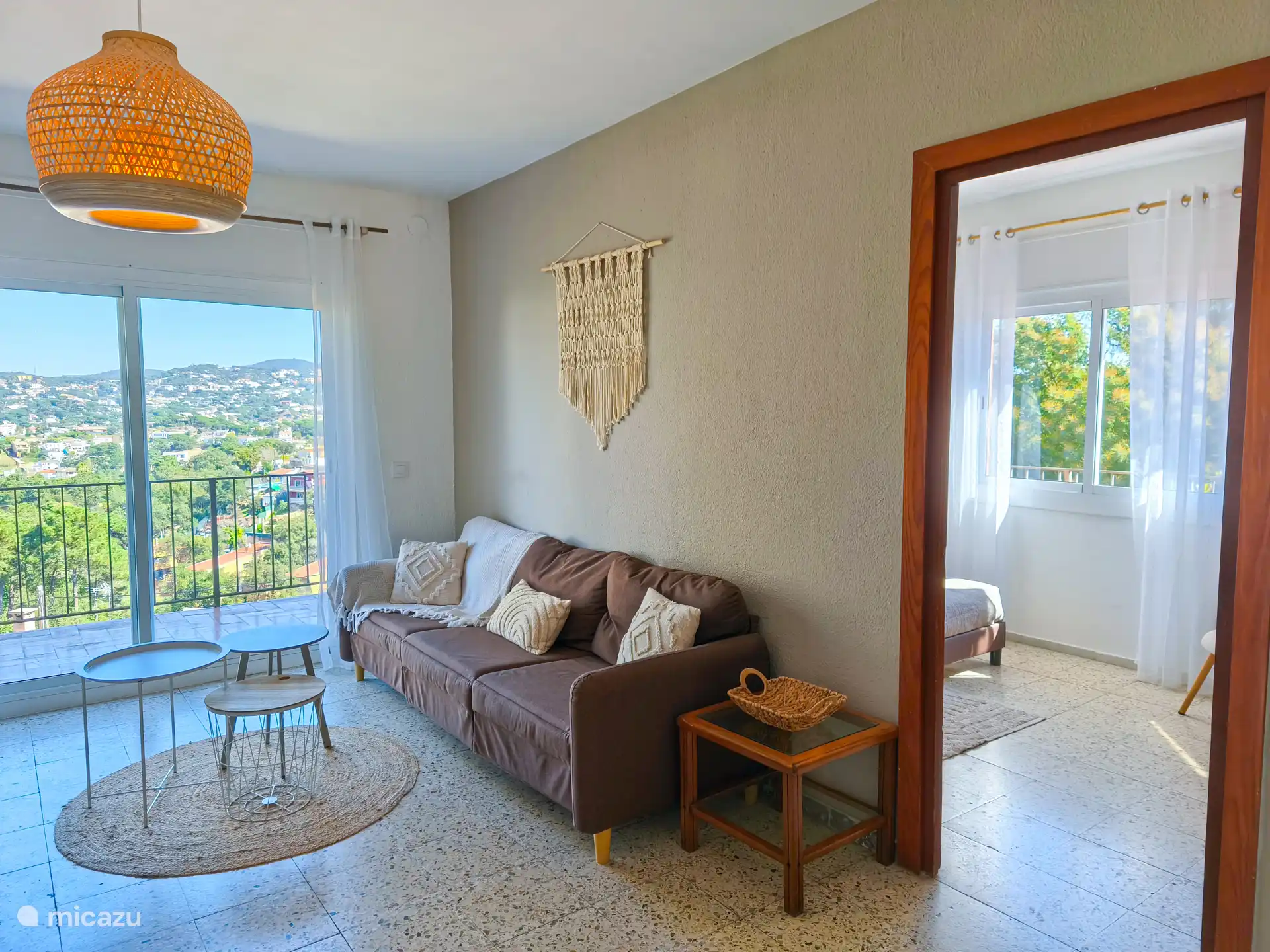 De woonkamer deelt het balkon met slaapkamer 1