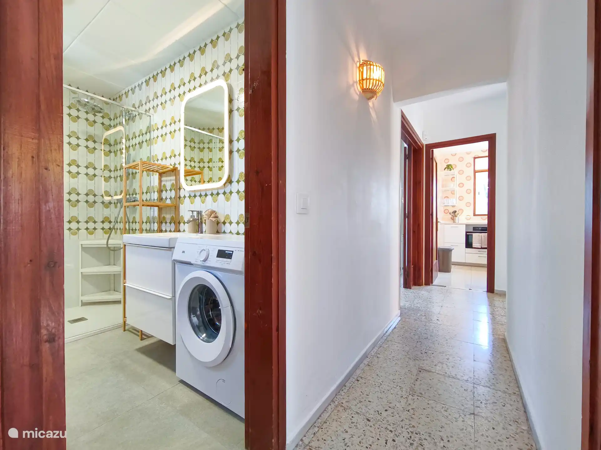 Al final del pasillo encontrarás el baño