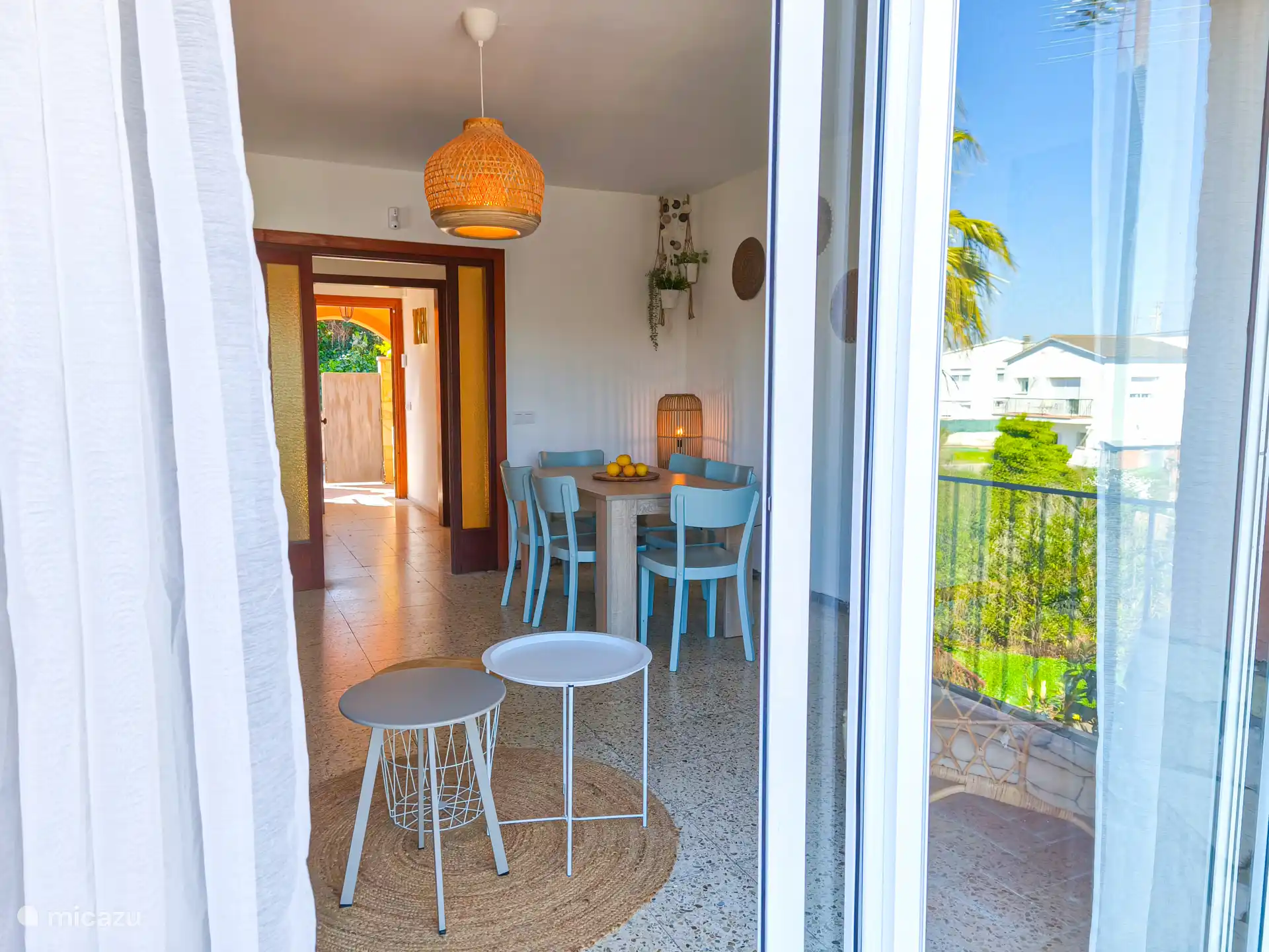 Vanuit de woonkamer betreed je het royale balkon