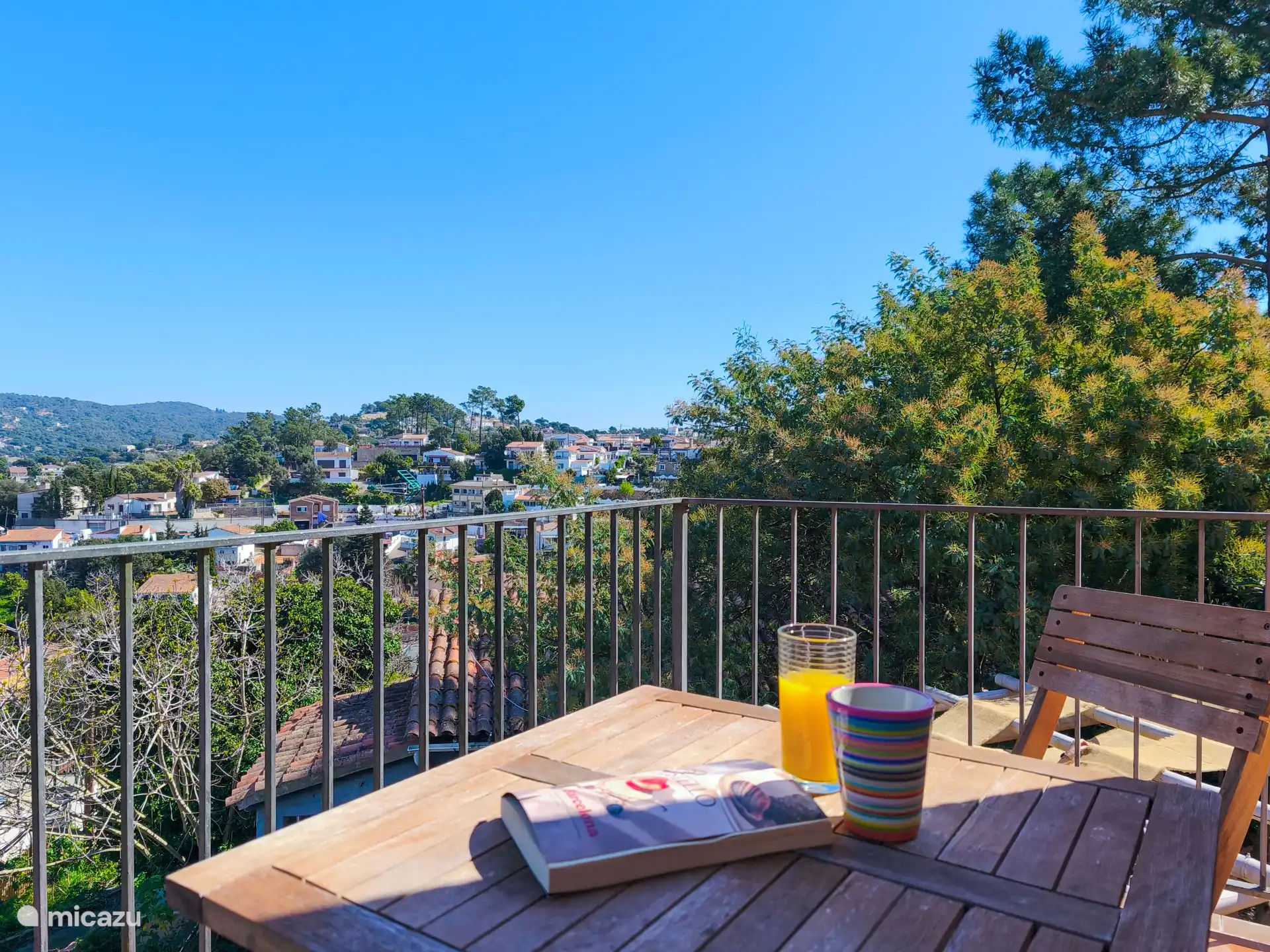 Desde el amplio balcón se puede ver a lo lejos