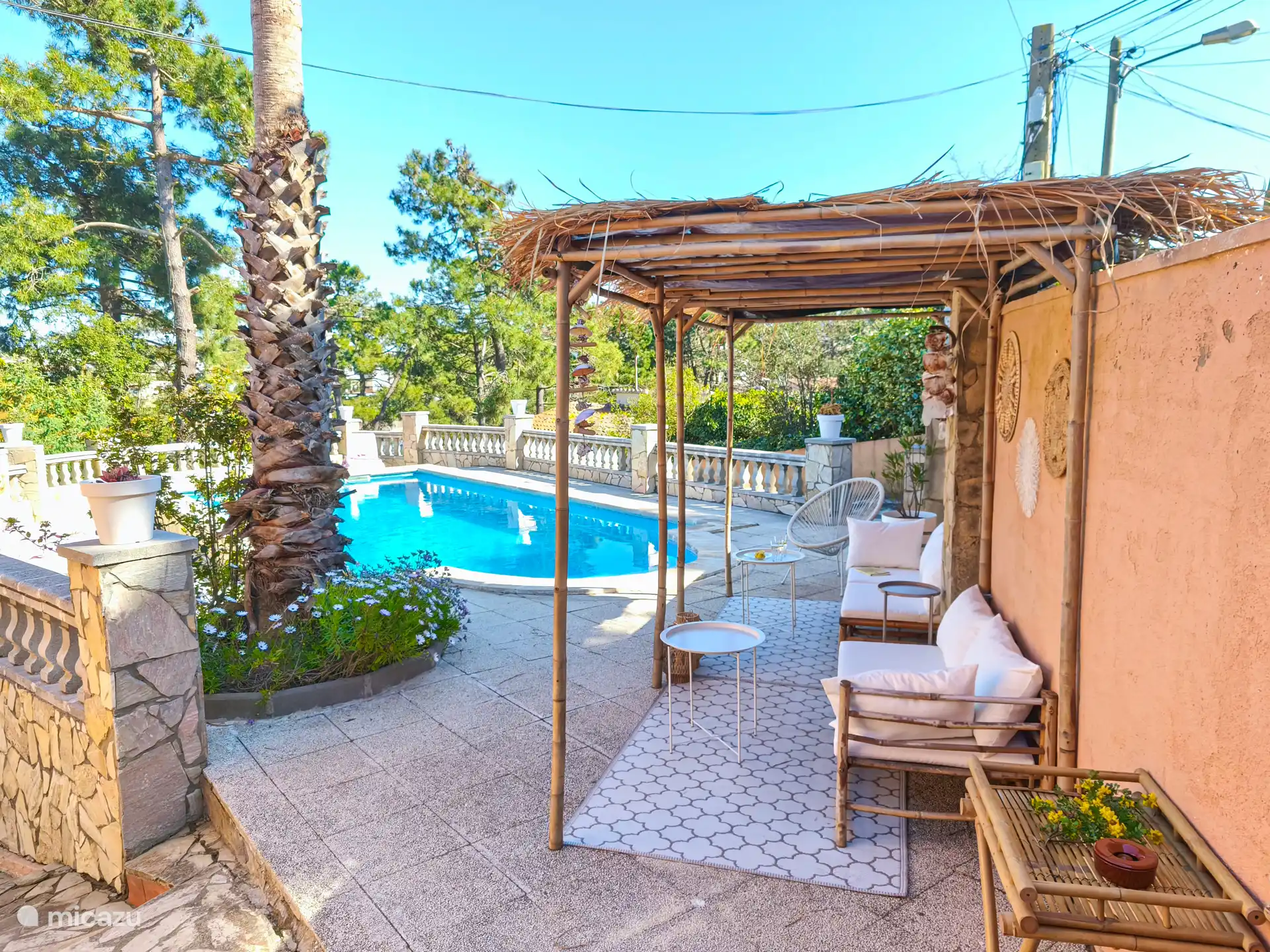 La piscina tiene un precioso salón