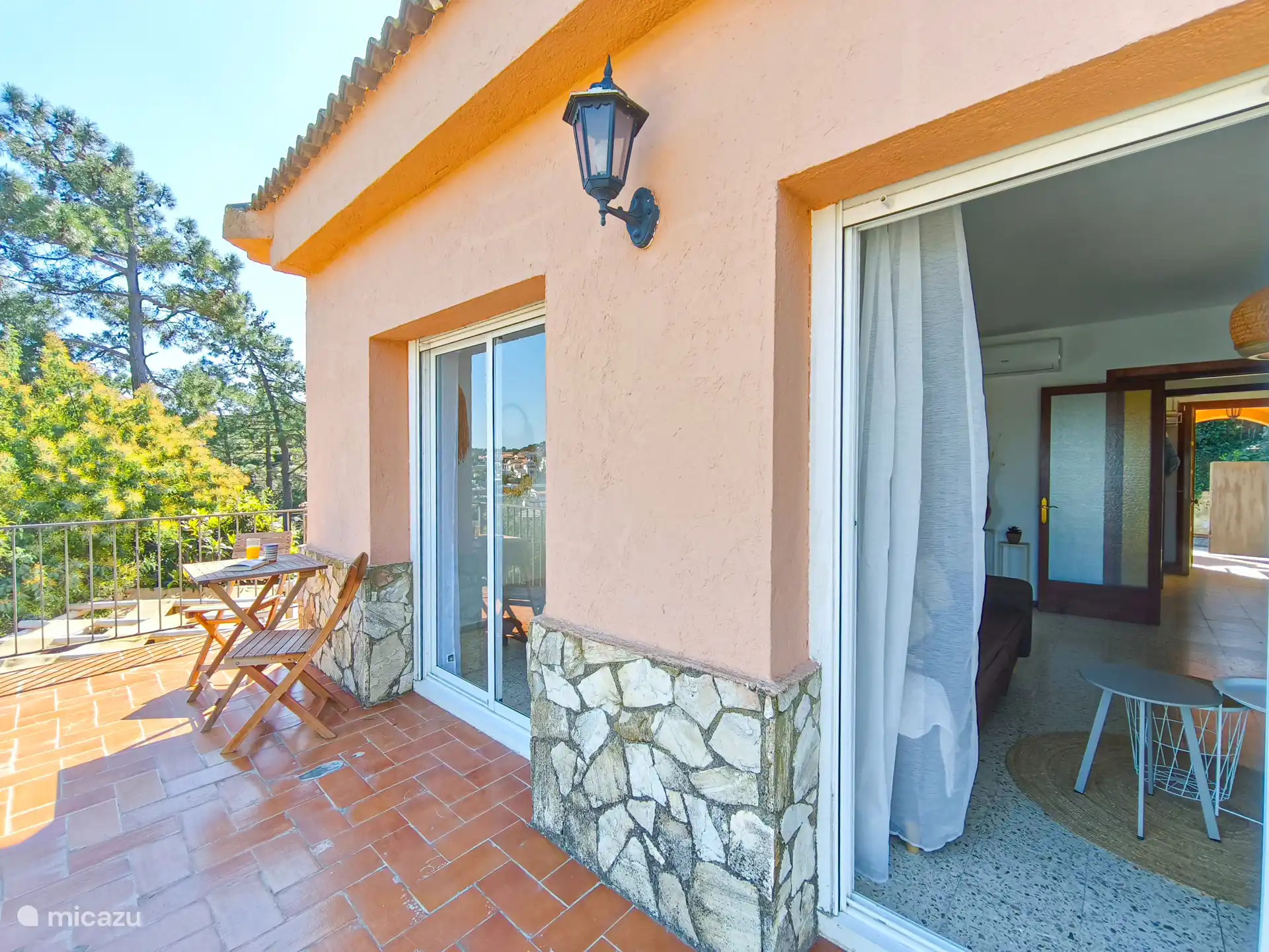 El balcón está junto al salón y al dormitorio 1