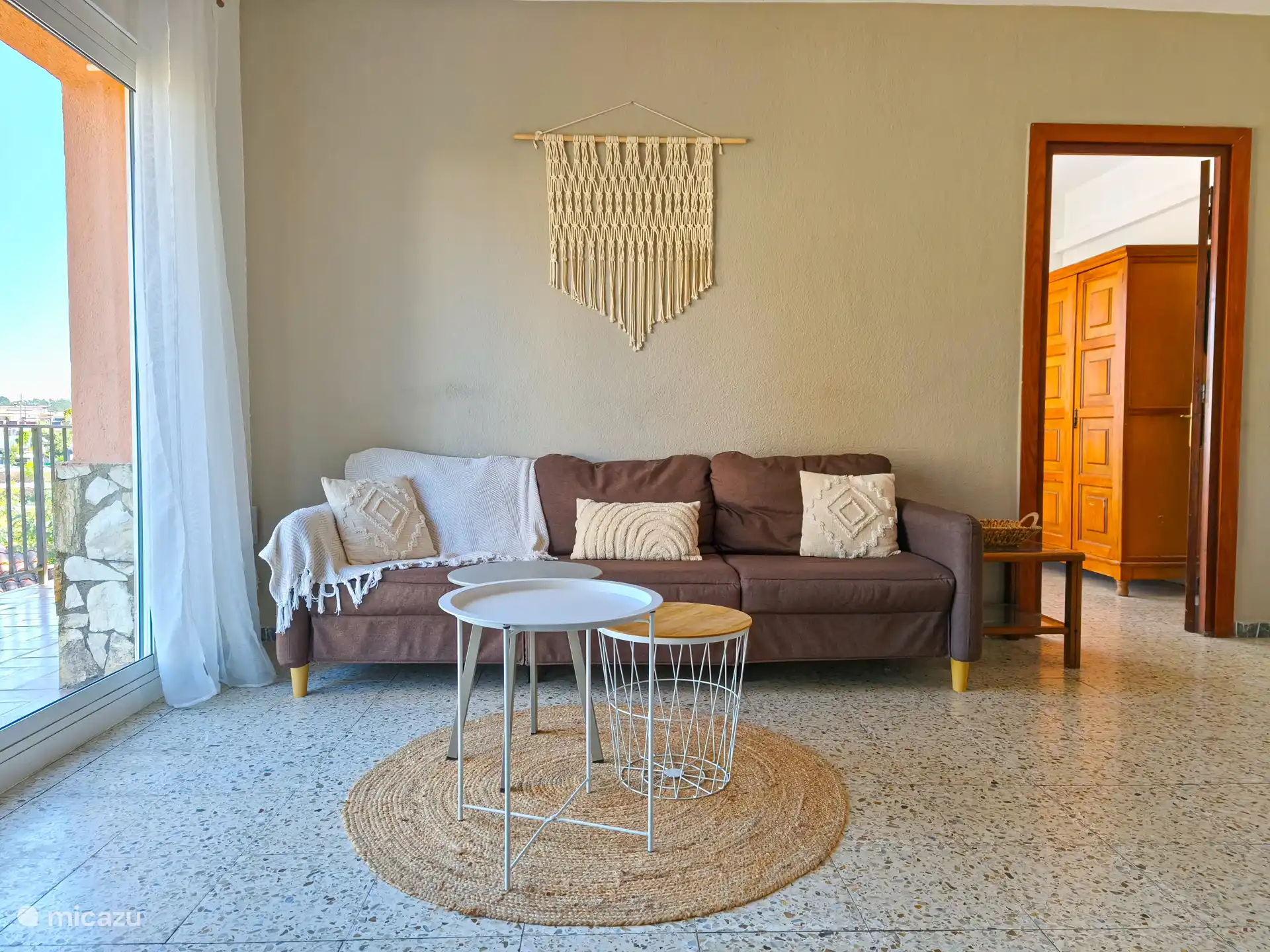 De woonkamer grenst aan het royale balkon