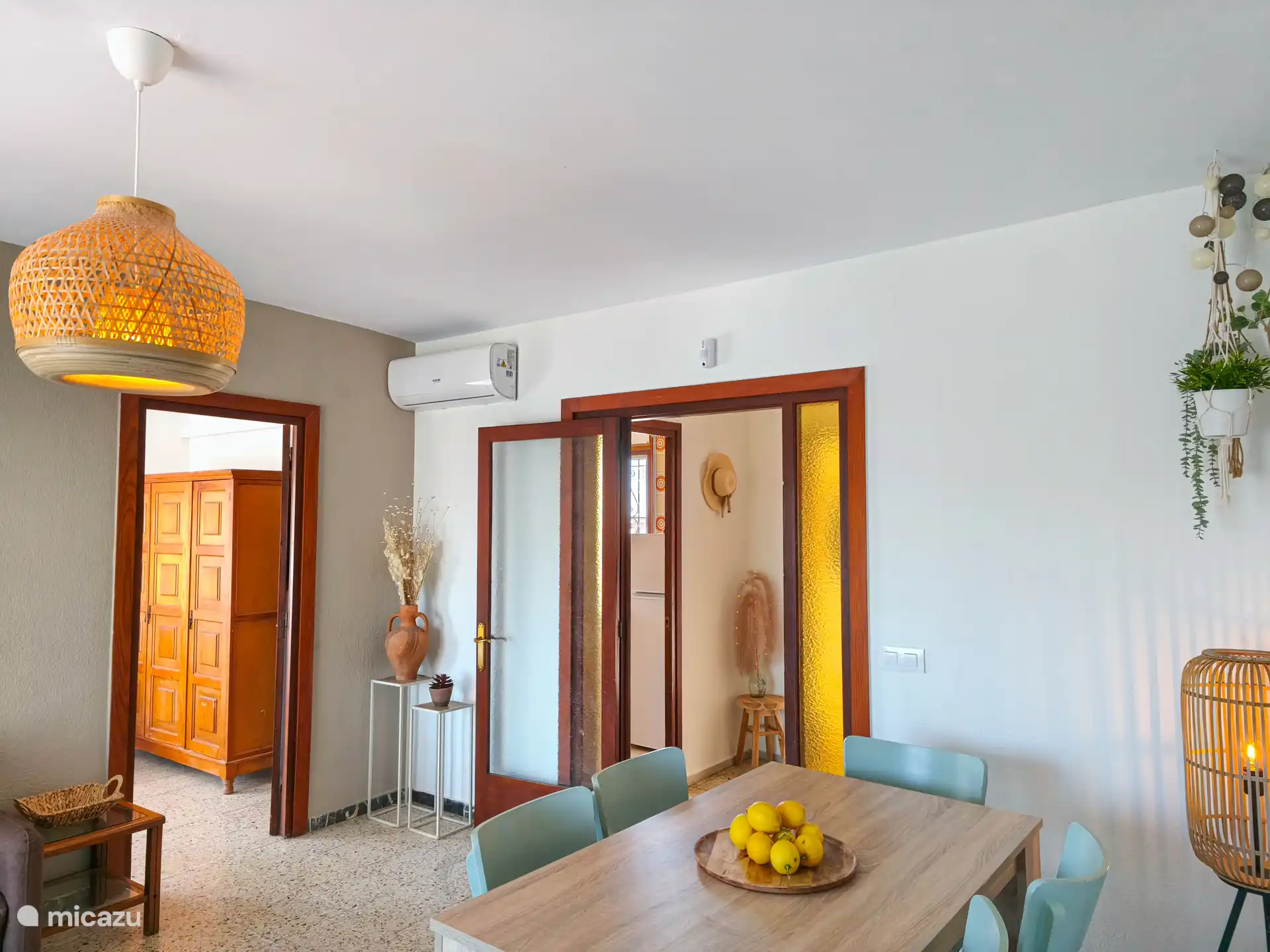 Ook de woonkamer is voorzien van airconditioning