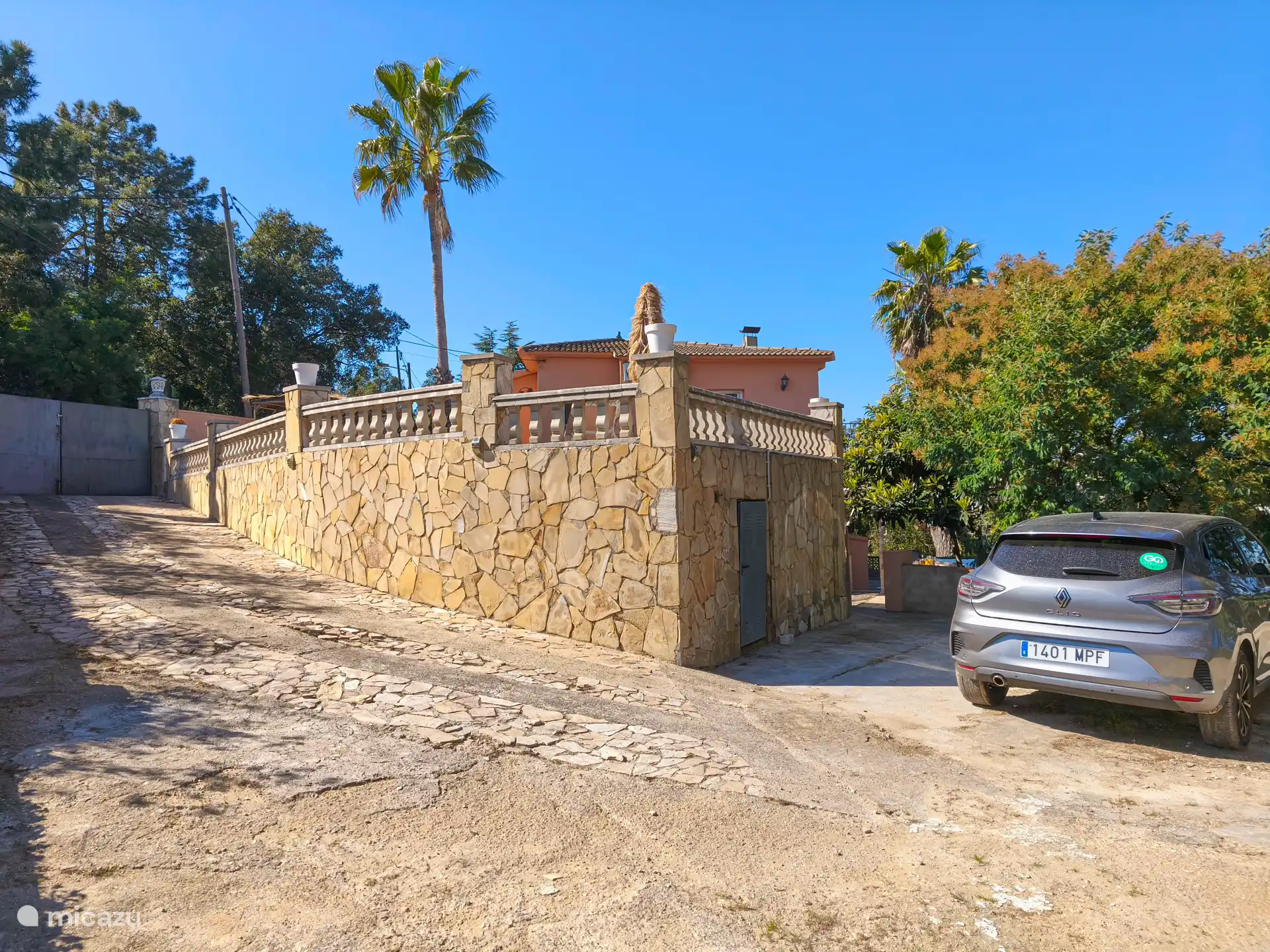 Parkeren op eigen, afgesloten, terrein, genoeg ruimte voor meerdere auto's